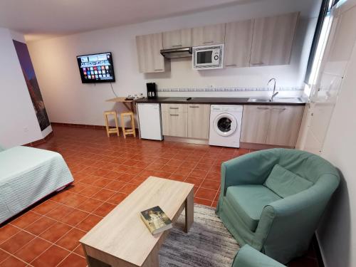 格拉纳迪利亚德亚沃纳Casa del Sur, en el Sur de Tenerife的客厅配有沙发、椅子和桌子