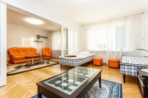 塔林3 room central apartmend 90m2 parking for one car的客厅配有橙色椅子和沙发