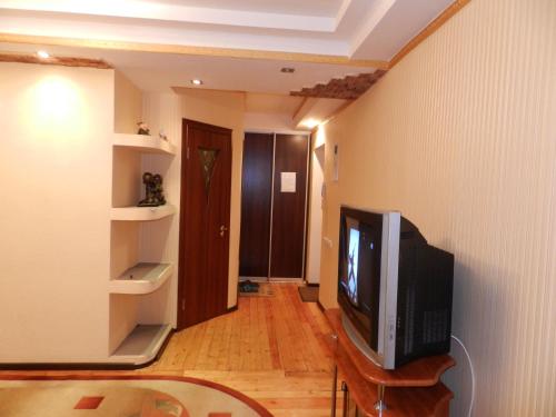 2-room Luxury Apartment on Tsentralnyi Boulevard 3, by GrandHome的电视和/或娱乐中心