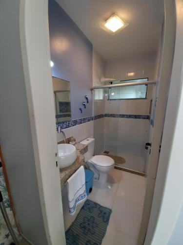 卡波布里奥Casa na Praia do Foguete的一间带卫生间和水槽的浴室