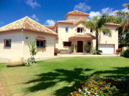 锡蒂奥卡拉翁达Villa Monterray, Royal Beach, Calahonda - Beach Front Villa的一座带庭院的大房子