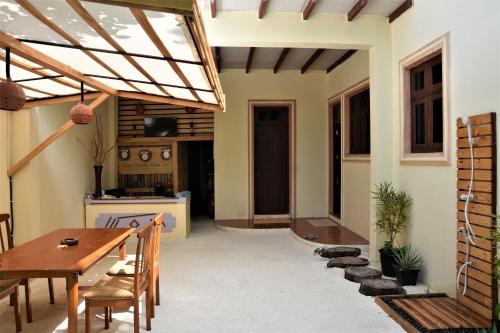 Omadhoo库里海滩景观旅馆的一个带木桌的庭院和一间餐厅