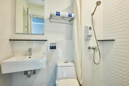 新加坡ibis budget Singapore Ruby的一间带卫生间和水槽的小浴室