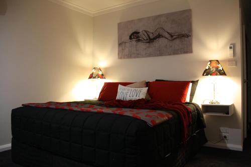 奥兰治Silverdown Luxury king rooms OR Apartment的一间卧室配有一张带两盏灯的床。