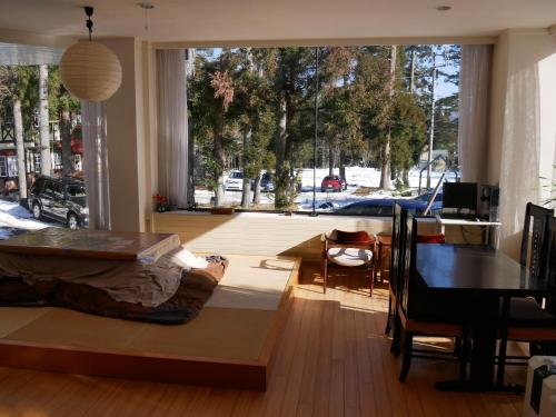 白马村K's House Hakuba Alps - Travelers Hostel的一间带床的客厅和一间餐厅