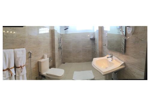 尼拉瓦利Nilaveli Beach Resort - Level 1 Certified的一间带卫生间和水槽的浴室