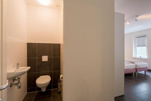 柯德科克Appartement - Kaapduinseweg 13 Dishoek 13H Luxe 6 personen的一间带卫生间和水槽的浴室