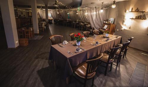 萨拉茨格里瓦卡普腾奴欧斯塔酒店的一间带长桌和椅子的用餐室