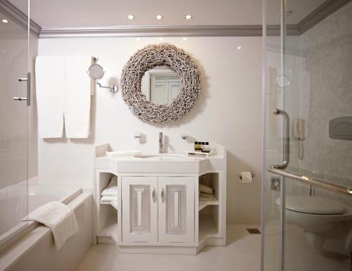 法里拉基Mitsis Selection Alila的浴室设有水槽和墙上的镜子