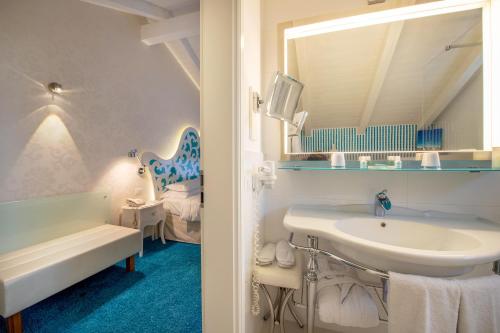 皮佐短笛大酒店的一间带水槽和镜子的浴室