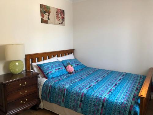 玛莎山Charlie sweet home at Mornington Peninsula的一间卧室配有一张睡床,床上铺有娃娃。