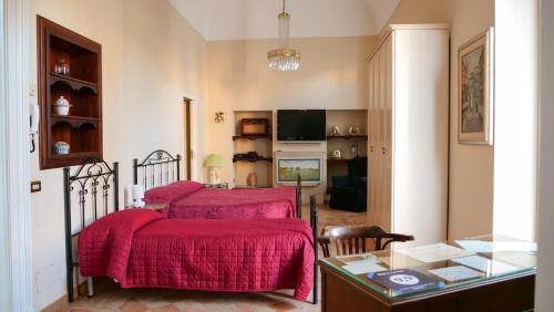 阿尔塔穆拉B&B S. Teresa的一间带两张红色毯子的卧室