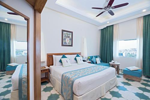斋浦尔Clarks Amer的酒店客房配有一张床和吊扇。