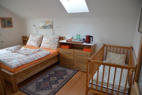 弗尔克马克特Privatzimmer Marina的一间卧室配有一张床和一张婴儿床
