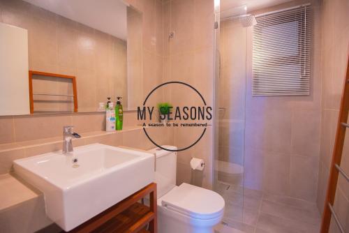 关丹Timurbay by My Seasons的一间带水槽、卫生间和淋浴的浴室