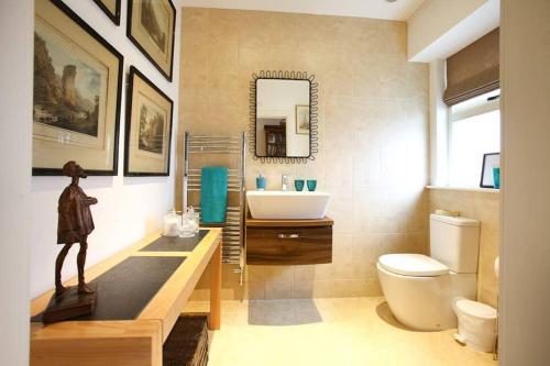 QuarndonOld Croft Stables的一间带水槽、卫生间和镜子的浴室