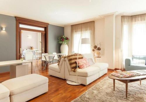 马拉加Hotel Boutique Villa Lorena by Charming Stay Adults Recommended的客厅配有白色的沙发和桌子