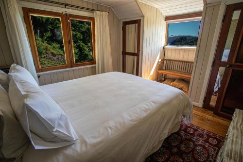 Casa en Llao Llao con vista al lago y campo de golf客房内的一张或多张床位