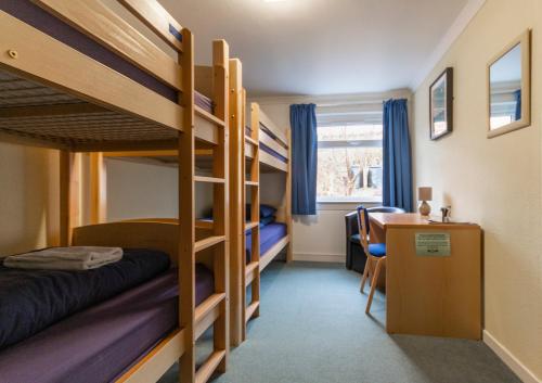 Ullapool Youth Hostel客房内的一张或多张双层床