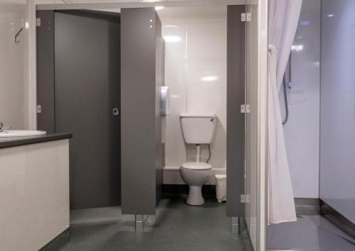 阿勒浦Ullapool Youth Hostel的一间带卫生间和水槽的浴室