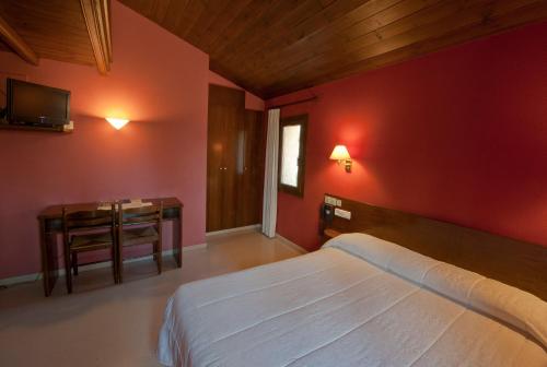 奥洛特坎布兰科酒店的卧室配有白色的床和红色的墙壁