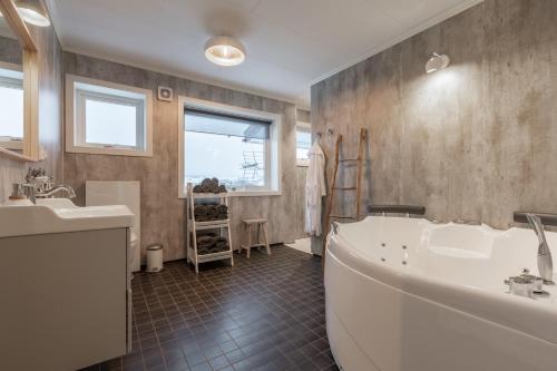 HafsloSagi 3 Exclusive Private Apartment的一间带大浴缸和水槽的浴室