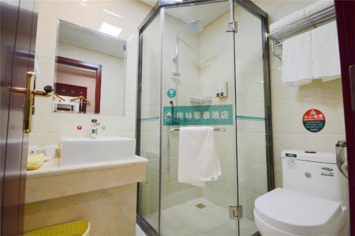 常州格林豪泰常州孟河镇成峰大厦商务酒店的带淋浴、卫生间和盥洗盆的浴室