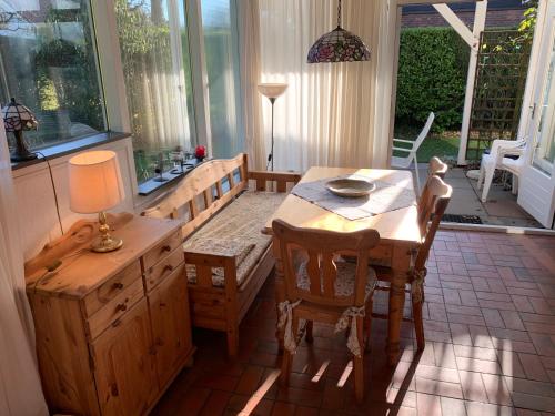 科特海讷Rustig gelegen vakantiebungalow的一间厨房,里面配有桌椅