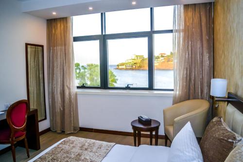 弗里敦Mamba Point Hotel的酒店客房设有一个享有水景的大窗户。