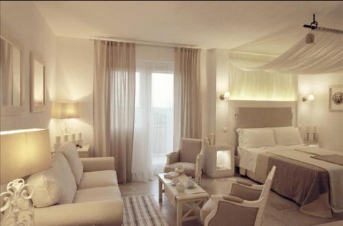 卢切拉Le Nicchie Guest House的一间白色的卧室,配有床和客厅