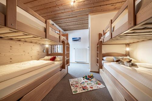 伦格里斯Lamprechthof的带木天花板的客房设有两张双层床。