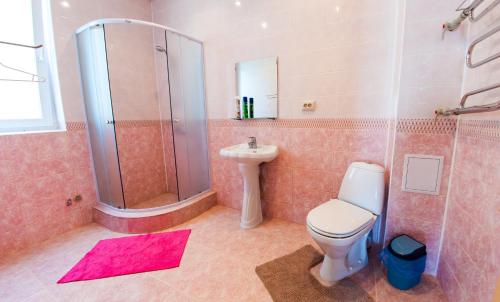戈里亚奇克柳奇古斯特夫多美希旅馆的浴室配有卫生间、淋浴和盥洗盆。