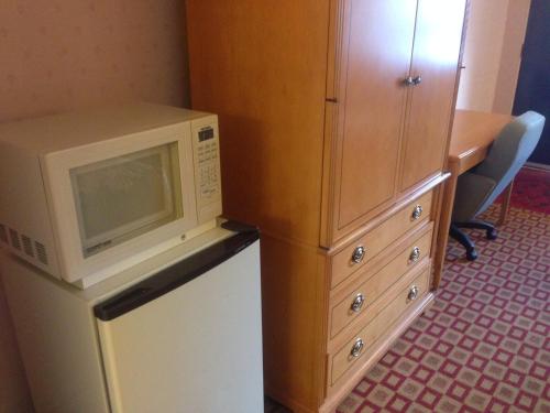 内珀维尔星尘汽车旅馆的橱柜旁冰箱上的一个微波炉