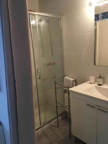 伊维萨镇佩纳旅馆的带淋浴和盥洗盆的浴室
