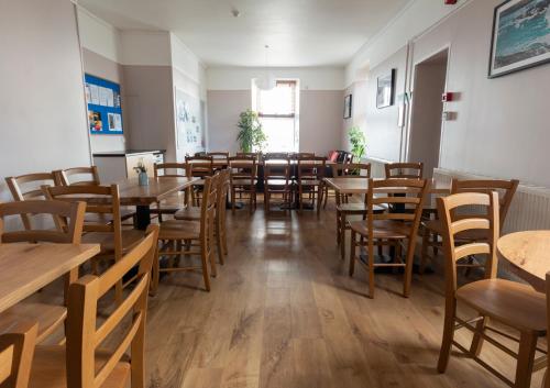 Gairloch Sands Youth Hostel餐厅或其他用餐的地方