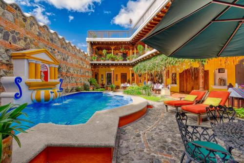 危地马拉安地瓜帕拉西多纳比特丽斯酒店的庭院中带游泳池的房子