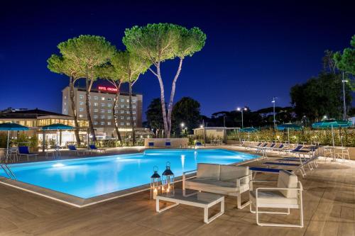 罗马克里斯托弗·哥伦布酒店的夜间游泳池,带椅子,酒店
