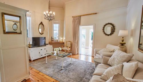 开普敦Villa Puccini的客厅配有沙发和桌子