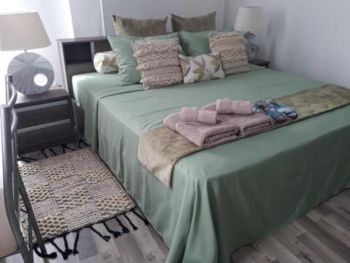 卡特勒博尔纳Hello Guest House的一间卧室配有绿床和毛巾