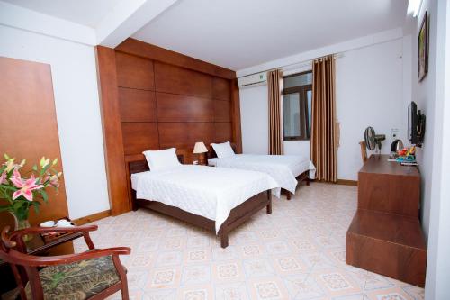 宁平越洪旅馆的酒店客房,配有两张床和椅子