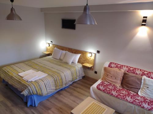 马德里Mirador Madrid的一间卧室配有一张床和一张沙发