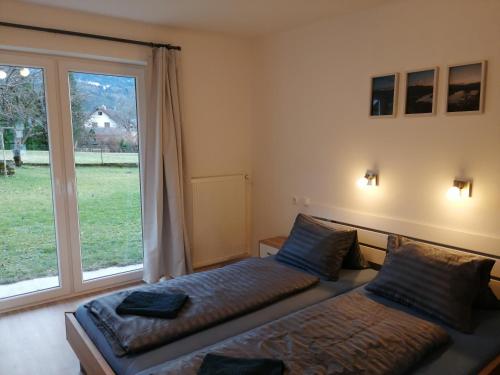 法克湖Parkweg Lodge的一间卧室设有两张床和大窗户