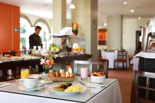 阿雷基帕圣奥古斯丁波萨达德尔修道院酒店的餐厅的餐桌上放着盘子