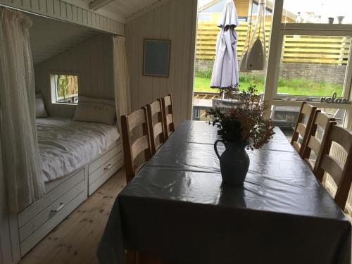 布罗艾厄Two-Bedroom Holiday Home for 6 in Vemmingbund的配有一张桌子、一张床和一张床的房间