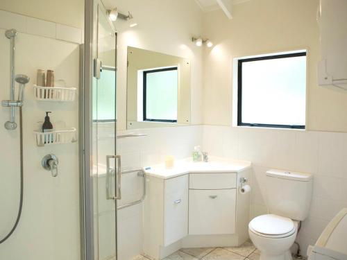 欧尼坦基Two Rooms Onetangi - Onetangi Holiday Home的带淋浴、卫生间和盥洗盆的浴室