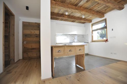 卡拉诺Chalet n. 5的带窗户的客房内设有带木制书桌的厨房