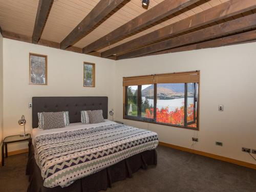 Crows Nest - Queenstown Holiday Home客房内的一张或多张床位