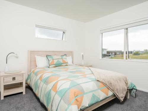 鲁阿卡卡Ruakaka Sands - Ruakaka Holiday Home的白色的卧室设有床和窗户
