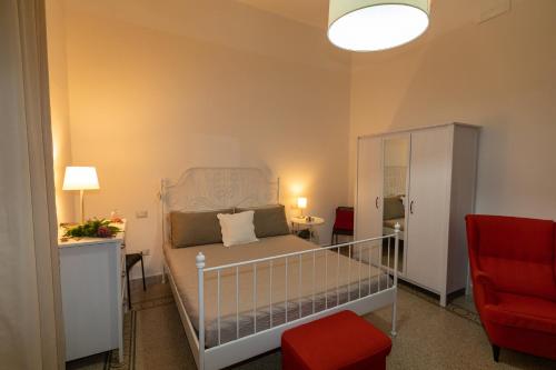 萨莱诺Sichelgaita Apartment的一间卧室配有一张床和一张红色椅子