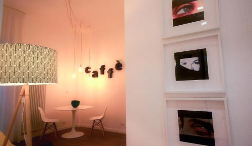 都灵Albero della fortuna的客厅配有桌子和壁画